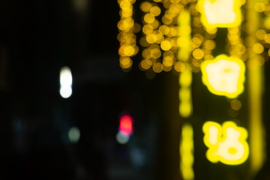 夜色中模糊虚化的霓虹灯光
