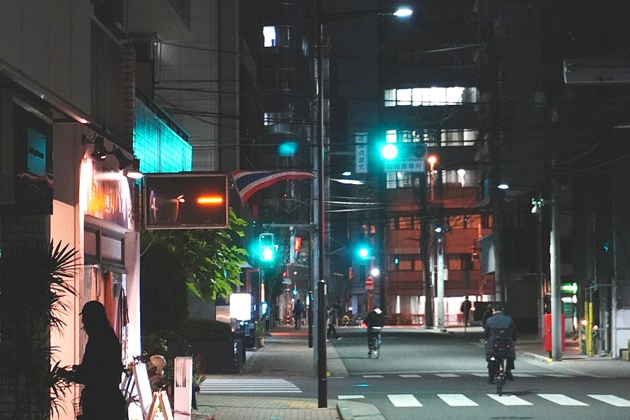 夜晚东京街头行走的行人与街景